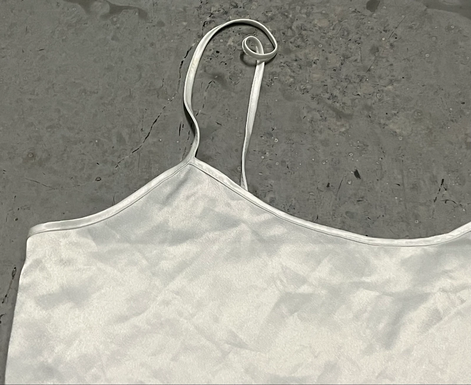 Top lencero satén blanco con tirantes  – photo 9